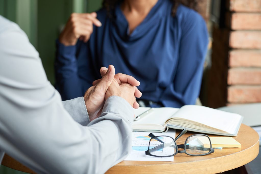 Persona hablando con su psicólogo | Momentum Psicologia, terapia en Valencia